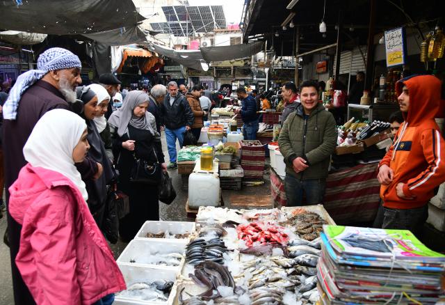 (260223) -- DAMASCUS, Feb. 23, 2026 (Xinhua) -- Syrians buy frozen fish at a fish market in Damascus, Syria, Feb. 23, 2026. Popular markets in Damascus have become crowded during the holy month of Ramadan, with shoppers searching for cheaper options amid economic hardship. (Photo by Ammar Safarjalani/Xinhua)