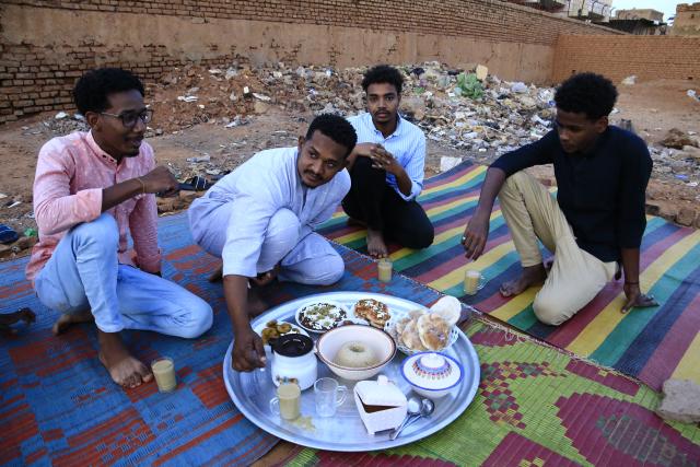 (260223) -- OMDURMAN, Feb. 23, 2026 (Xinhua) -- Photo taken on Feb. 23, 2026 shows residents sitting on mats waiting for the Maghrib call to prayer to break their fast, at Al-Hattana neighborhood of Omdurman, north of the Sudanese capital Khartoum. (Photo by Mohamed Khidir/ Xinhua)