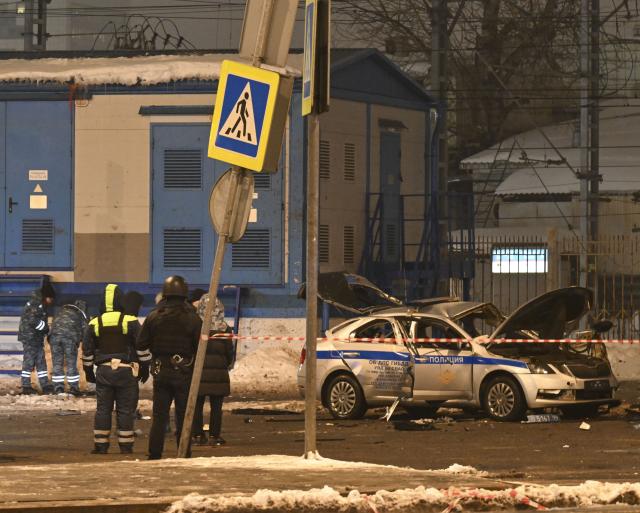 (260224) -- MOSCOW, Feb. 24, 2026 (Xinhua) -- Staff members investigate at Savyolovsky Station Square in Moscow, Russia, Feb. 24, 2026. One traffic police officer was killed and two others were injured following the detonation of an unidentified device at Savyolovsky Station Square in Moscow, the Russian Interior Ministry said on Tuesday. (Xinhua/Hao Jianwei)
