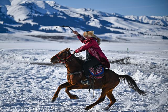 (260224) -- URUMQI, Feb. 24, 2026 (Xinhua) -- Yeersen Shenwohen gallops across the snow-covered Narat grassland in Xinyuan County of Ili Kazak Autonomous Prefecture, northwest China's Xinjiang Uygur Autonomous Region, Jan. 7, 2026. TO GO WITH "Xinjiang Story: Retired athlete ignites youth ski dreams, fuels winter economy in China's Xinjiang" (Xinhua/Xin Yuewei)