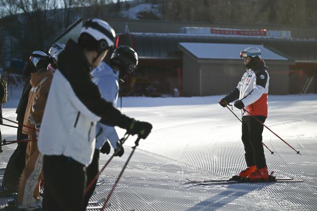 (260224) -- URUMQI, Feb. 24, 2026 (Xinhua) -- Yeersen Shenwohen instructs the coaches at a ski resort in Xinyuan County of Ili Kazak Autonomous Prefecture, northwest China's Xinjiang Uygur Autonomous Region, Jan. 7, 2026. TO GO WITH "Xinjiang Story: Retired athlete ignites youth ski dreams, fuels winter economy in China's Xinjiang" (Xinhua/Xin Yuewei)