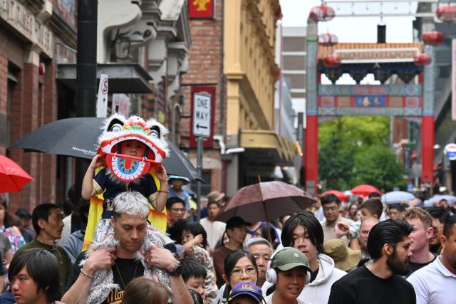 (260224) -- BEIJING, Feb. 24, 2026 (Xinhua) -- Tourists flock to Chinatown to enjoy the Chinese New Year celebrations in downtown Melbourne, Australia, on Feb. 22, 2026. (Xinhua/Xu Haijing)