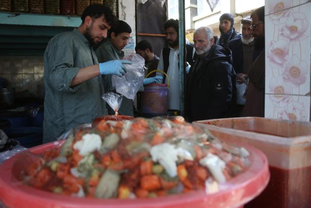 (260224) -- KABUL, Feb. 24, 2026 (Xinhua) -- People shop for foods for the Ramadan in Kabul, Afghanistan, Feb. 24, 2026. (Photo by Saifurahman Safi/Xinhua)
