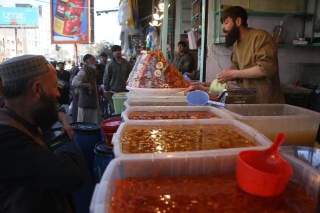 (260224) -- KABUL, Feb. 24, 2026 (Xinhua) -- People shop for foods for the Ramadan in Kabul, Afghanistan, Feb. 24, 2026. (Photo by Saifurahman Safi/Xinhua)