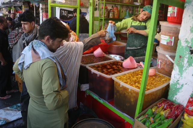 (260224) -- KABUL, Feb. 24, 2026 (Xinhua) -- People shop for foods for the Ramadan in Kabul, Afghanistan, Feb. 24, 2026. (Photo by Saifurahman Safi/Xinhua)