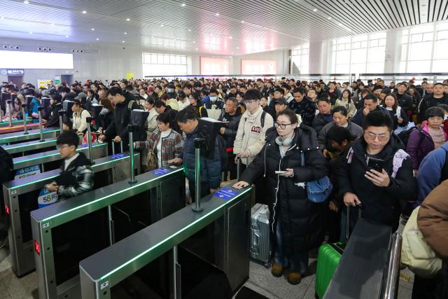(260224) -- BEIJING, Feb. 24, 2026 (Xinhua) -- Passengers queue up to check in at Huaibei Railway Station in Huaibei, east China's Anhui Province, Feb. 22, 2026. China's railways handled 121 million passenger trips during the just-concluded Spring Festival holiday, up 11.5 percent compared with last year's holiday period, official data showed on Tuesday. (Photo by Wan Shanchao/Xinhua)
