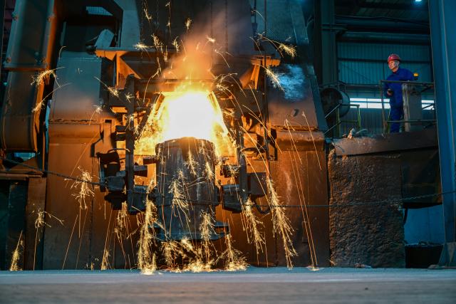 (260224) -- BEIJING, Feb. 24, 2026 (Xinhua) -- A worker controls equipment to pour molten iron in a machinery manufacturing company in Jinhu County, Huai'an City, east China's Jiangsu Province, Feb. 24, 2026. Factories and companies across China resumed work after the Spring Festival holiday on Tuesday. (Photo by Liang Debin/Xinhua)