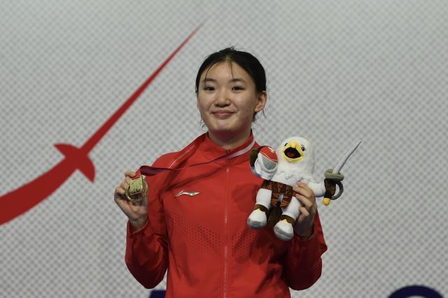 (260224) -- JAKARTA, Feb. 24, 2026 (Xinhua) -- Winner Pan Qimiao of China poses for photos on the podium after winning the junior women's sabre final match at the Asian Cadet and Junior Fencing Championship 2026 in Jakarta, Feb. 24, 2026. (Xinhua/Veri Sanovri)