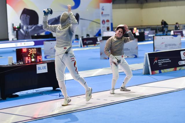 (260224) -- JAKARTA, Feb. 24, 2026 (Xinhua) -- Pan Qimiao (L) of China reacts after winning the junior women's sabre semifinal match against Luisa Fernanda Herrera Lara of Uzbekistan at the Asian Cadet and Junior Fencing Championship 2026 in Jakarta, Feb. 24, 2026. (Xinhua/Veri Sanovri)