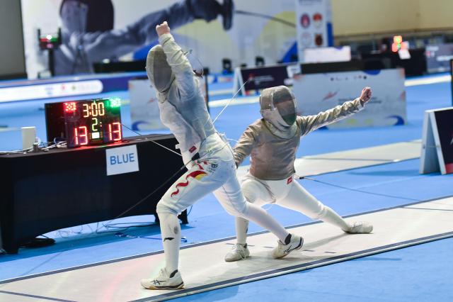 (260224) -- JAKARTA, Feb. 24, 2026 (Xinhua) -- Pan Qimiao (L) of China reacts after winning the junior women's sabre semifinal match against Luisa Fernanda Herrera Lara of Uzbekistan at the Asian Cadet and Junior Fencing Championship 2026 in Jakarta, Feb. 24, 2026. (Xinhua/Veri Sanovri)