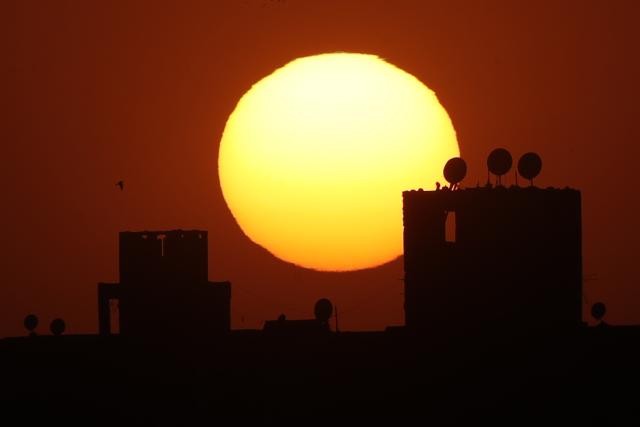 (260224) -- CAIRO, Feb. 24, 2026 (Xinhua) -- This photo taken on Feb. 24, 2026 shows a sunset view in Cairo, Egypt. (Xinhua/Ahmed Gomaa)