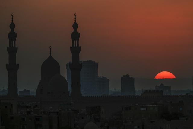 (260224) -- CAIRO, Feb. 24, 2026 (Xinhua) -- This photo taken on Feb. 24, 2026 shows a sunset view in Cairo, Egypt. (Xinhua/Ahmed Gomaa)