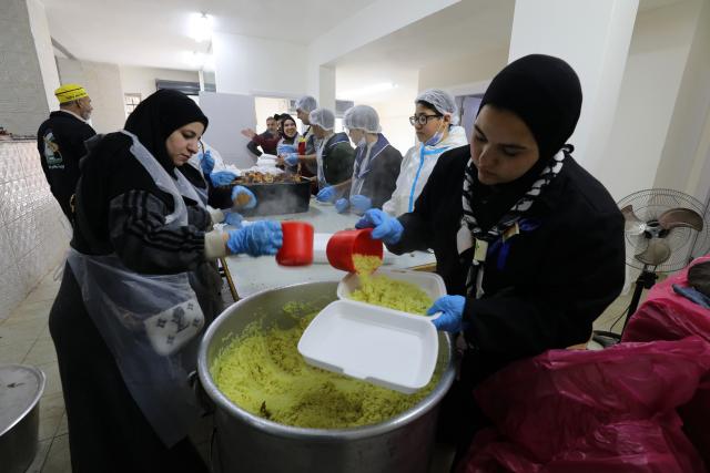 (260224) -- NABLUS, Feb. 24, 2026 (Xinhua) -- People prepare charity meals in the holy month of Ramadan, in the West Bank city of Nablus, on Feb. 24, 2026. (Photo by Nidal Eshtayeh/Xinhua)
