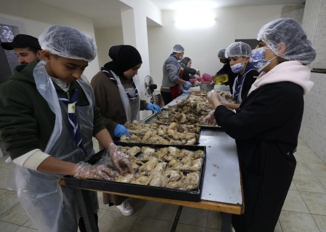 (260224) -- NABLUS, Feb. 24, 2026 (Xinhua) -- People prepare charity meals in the holy month of Ramadan, in the West Bank city of Nablus, on Feb. 24, 2026. (Photo by Nidal Eshtayeh/Xinhua)