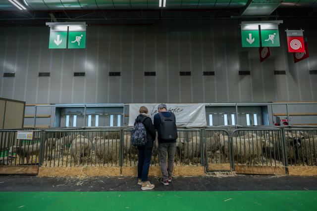 (260224) -- PAIRS, Feb. 24, 2026 (Xinhua) -- Visitors attend the 62nd International Agricultural Fair in Paris, France, Feb. 24, 2026. The fair will last until March 1. (Photo by Aurelien Morissard/Xinhua)