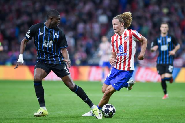 (260225) -- MADRID, Feb. 25, 2026 (Xinhua) -- Marcos Llorente (R) of Atletico de Madrid vies with Joel Ordonez of Brugge during the UEFA Champions League knockout play-off second leg match between Atletico de Madrid and Club Brugge in Madrid, Spain, on Feb. 24, 2026. (Photo by Gustavo Valiente/Xinhua)