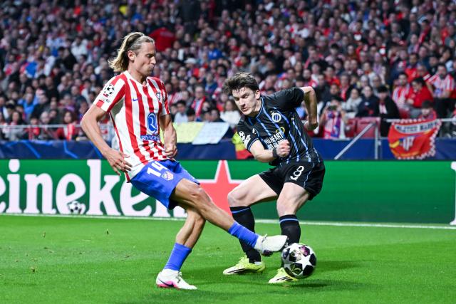 (260225) -- MADRID, Feb. 25, 2026 (Xinhua) -- Marcos Llorente (L) of Atletico de Madrid vies with Christos Tzolis of Brugge during the UEFA Champions League knockout play-off second leg match between Atletico de Madrid and Club Brugge in Madrid, Spain, on Feb. 24, 2026. (Photo by Gustavo Valiente/Xinhua)