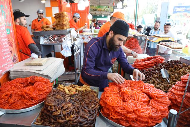 (260225) -- BOUFARIK, Feb. 25, 2026 (Xinhua) -- A man arranges dessert during Ramadan in Boufarik, Algeria, Feb. 24, 2026. (Xinhua)