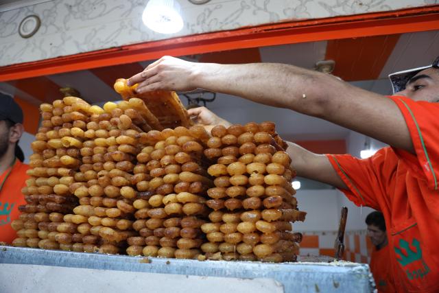 (260225) -- BOUFARIK, Feb. 25, 2026 (Xinhua) -- A man prepares traditional dessert known as Zalabia which is popular during Ramadan, in Boufarik, Algeria, Feb. 24, 2026. (Xinhua)