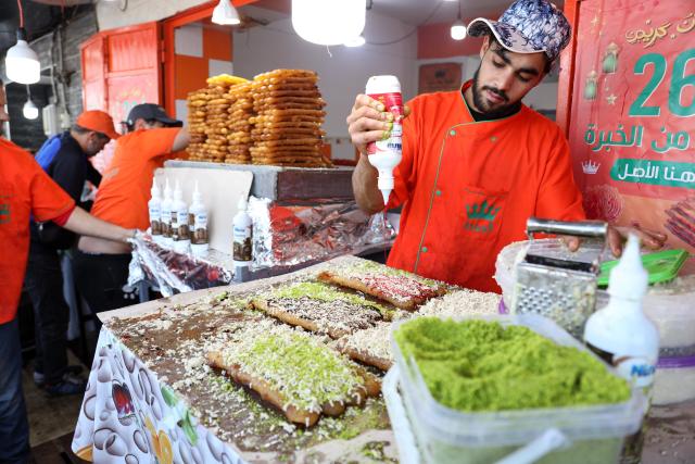 (260225) -- BOUFARIK, Feb. 25, 2026 (Xinhua) -- A man makes dessert during Ramadan in Boufarik, Algeria, Feb. 24, 2026. (Xinhua)