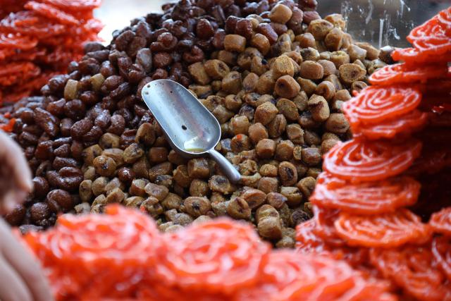 (260225) -- BOUFARIK, Feb. 25, 2026 (Xinhua) -- This photo taken on Feb. 24, 2026 shows various desserts at a dessert house during Ramadan in Boufarik, Algeria. (Xinhua)
