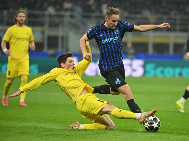 (260225) -- MILAN, Feb. 25, 2026 (Xinhua) -- Inter Milan's Davide Frattesi (R) vies with Bodo/Glimt's Sondre Brunstad Fet (L) during the UEFA Champions League play-off second-leg football match between Inter Milan and Bodo/Glimt in Milan, Italy, Feb. 24, 2026. (Photo by Alberto Lingria/Xinhua)