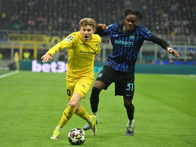(260225) -- MILAN, Feb. 25, 2026 (Xinhua) -- Inter Milan's Yann Bisseck (R) vies with Bodo/Glimt's Jens Petter Hauge during the UEFA Champions League play-off second-leg football match between Inter Milan and Bodo/Glimt in Milan, Italy, Feb. 24, 2026. (Photo by Alberto Lingria/Xinhua)