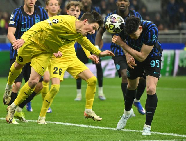 (260225) -- MILAN, Feb. 25, 2026 (Xinhua) -- Inter Milan's Alessandro Bastoni (R) vies with Bodo/Glimt's Sondre Brunstad Fet during the UEFA Champions League play-off second-leg football match between Inter Milan and Bodo/Glimt in Milan, Italy, Feb. 24, 2026. (Photo by Alberto Lingria/Xinhua)