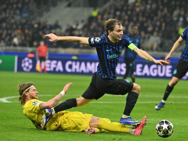 (260225) -- MILAN, Feb. 25, 2026 (Xinhua) -- Inter Milan's Nicolo Barella (R) vies with Bodo/Glimt's Kasper Hogh during the UEFA Champions League play-off second-leg football match between Inter Milan and Bodo/Glimt in Milan, Italy, Feb. 24, 2026. (Photo by Alberto Lingria/Xinhua)