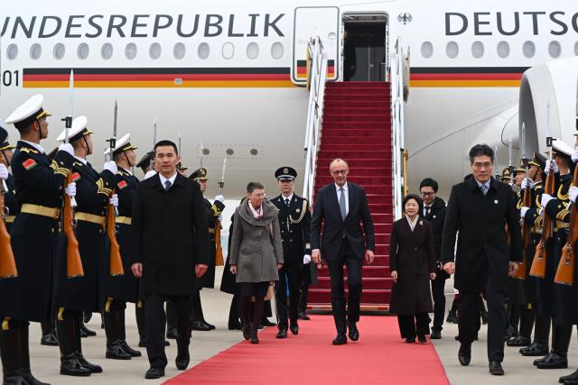 (260225) -- BEIJING, Feb. 25, 2026 (Xinhua) -- German Chancellor Friedrich Merz arrives in Beijing, capital of China, Feb. 25, 2026. Merz arrived here on Wednesday for an official visit to China through Thursday. (Xinhua/Dai Tianfang)