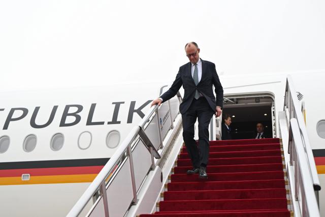 (260225) -- BEIJING, Feb. 25, 2026 (Xinhua) -- German Chancellor Friedrich Merz arrives in Beijing, capital of China, Feb. 25, 2026. Merz arrived here on Wednesday for an official visit to China through Thursday. (Xinhua/Dai Tianfang)