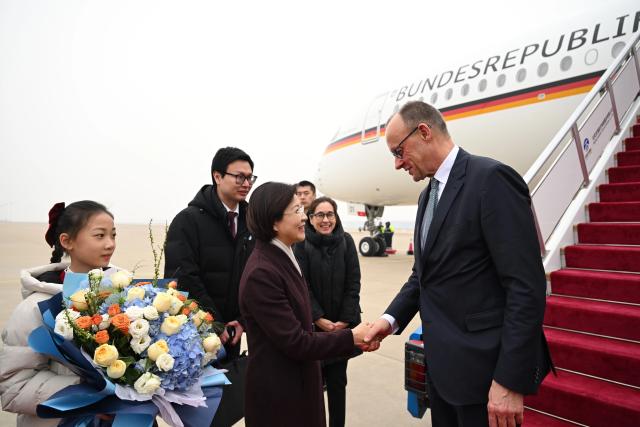 (260225) -- BEIJING, Feb. 25, 2026 (Xinhua) -- German Chancellor Friedrich Merz arrives in Beijing, capital of China, Feb. 25, 2026. Merz arrived here on Wednesday for an official visit to China through Thursday. (Xinhua/Dai Tianfang)