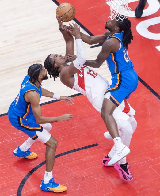 (260225) -- TORONTO, Feb. 25, 2026 (Xinhua) -- Collin Murray-Boyles (C) of Toronto Raptors vies with Cason Wallace (R) of Oklahoma City Thunder during the 2025-2026 NBA regular season game between Toronto Raptors and Oklahoma City Thunder in Toronto, Canada, on Feb. 24, 2026. (Photo by Zou Zheng/Xinhua)