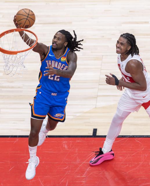 (260225) -- TORONTO, Feb. 25, 2026 (Xinhua) -- Cason Wallace (L) of Oklahoma City Thunder goes up for a layup during the 2025-2026 NBA regular season game between Toronto Raptors and Oklahoma City Thunder in Toronto, Canada, on Feb. 24, 2026. (Photo by Zou Zheng/Xinhua)