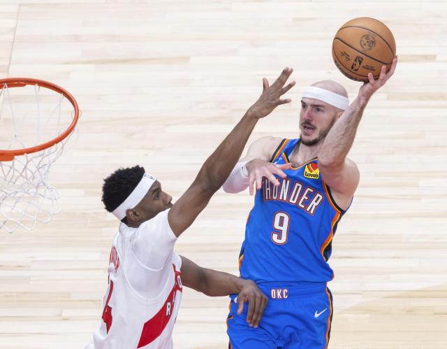 (260225) -- TORONTO, Feb. 25, 2026 (Xinhua) -- Alex Caruso (R) of Oklahoma City Thunder goes for a layup during the 2025-2026 NBA regular season game between Toronto Raptors and Oklahoma City Thunder in Toronto, Canada, on Feb. 24, 2026. (Photo by Zou Zheng/Xinhua)