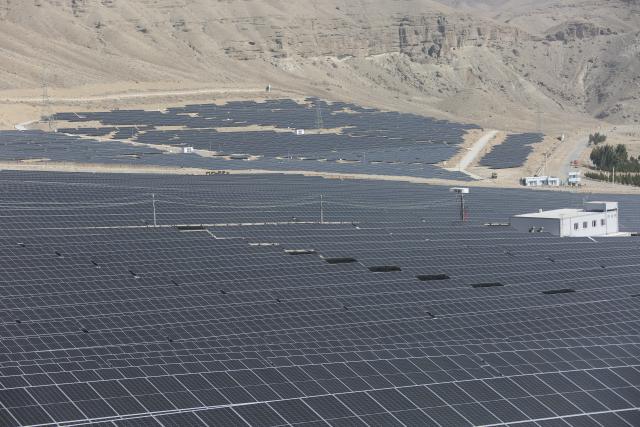 (260225) -- KABUL, Feb. 25, 2026 (Xinhua) -- This photo taken on Feb. 17, 2026 shows a solar power plant in Surobi district of Kabul, Afghanistan. TO GO WITH "Feature: Afghanistan seeks solar-driven path to energy self-sufficiency" (Photo by Saifurahman Safi/Xinhua)
