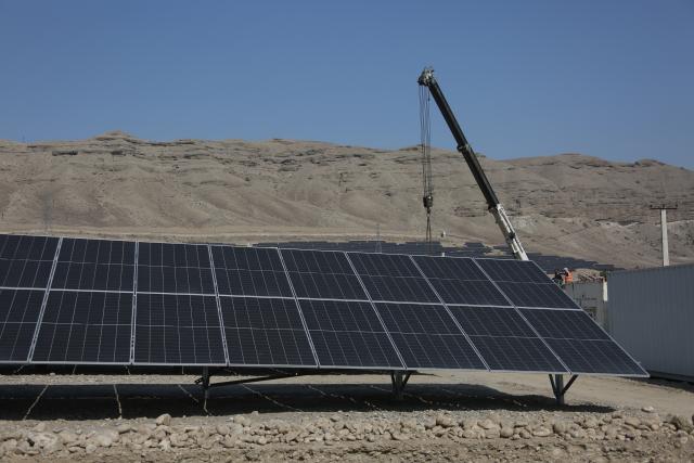 (260225) -- KABUL, Feb. 25, 2026 (Xinhua) -- Workers carry out maintenance work at a solar power plant in Surobi district of Kabul, Afghanistan, Feb. 17, 2026. TO GO WITH "Feature: Afghanistan seeks solar-driven path to energy self-sufficiency" (Photo by Saifurahman Safi/Xinhua)