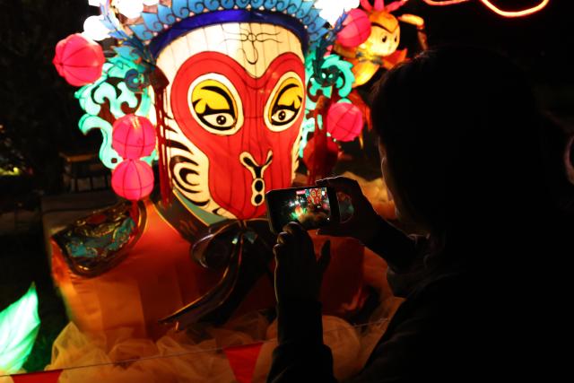 (260227) -- AUCKLAND, Feb. 27, 2026 (Xinhua) -- A visitor takes photos of an art installation during a Lantern Festival celebration in Auckland, New Zealand, Feb. 26, 2026. (Xinhua/Long Lei)