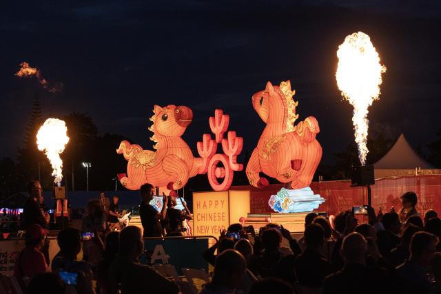 (260227) -- AUCKLAND, Feb. 27, 2026 (Xinhua) -- People visit a Lantern Festival celebration in Auckland, New Zealand, Feb. 26, 2026. (Photo by Wu Jiaxiang/Xinhua)