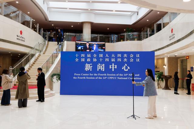 (260227) -- BEIJING, Feb. 27, 2026 (Xinhua) -- Staff members and journalists work at a press center for China's annual "two sessions" in Beijing, capital of China, Feb. 27, 2026. A press center for China's annual sessions of its top legislature and political advisory body, known as the "two sessions," opened on Friday at the Media Center Hotel in Beijing. (Xinhua/Jin Liwang)