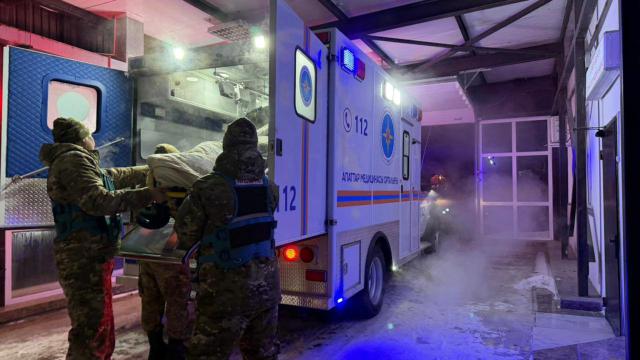 (260227) -- SHCHUCHINSK, Feb. 27, 2026 (Xinhua) -- Rescuers carry a person injured in a gas explosion at a cafe in Shchuchinsk, Akmola, Kazakhstan, on Feb. 27, 2026. Seven people were killed and 19 others injured in a powerful gas explosion that ripped through a cafe in the resort town of Shchuchinsk in northern Kazakhstan, local media reported Friday. (Kazakhstan's Ministry of Emergency Situations/Handout via Xinhua)