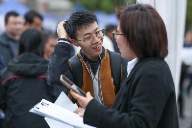 (260227) -- BEIJING, Feb. 27, 2026 (Xinhua) -- A staff member (R) introduces recruitment information to a job seeker at a job fair in Liangjiang New Area of southwest China's Chongqing, Feb. 27, 2026. Various forms of job fairs have recently been held across the country to provide job seekers with openings. (Xinhua/Chen Cheng)