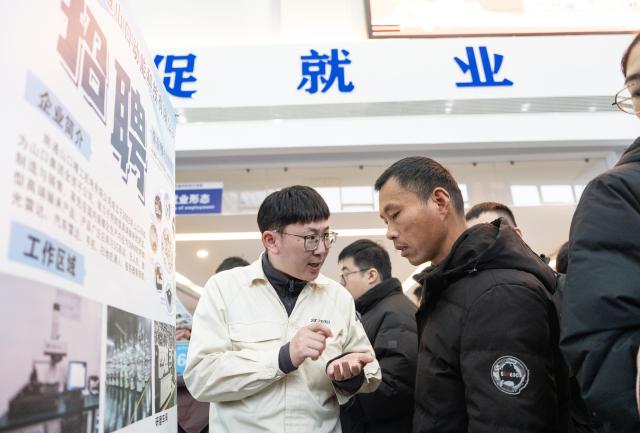 (260227) -- BEIJING, Feb. 27, 2026 (Xinhua) -- Job seekers learn about recruitment information at a job fair in Tongzhou District of Nantong, east China's Jiangsu Province, Feb. 26, 2026. Various forms of job fairs have recently been held across the country to provide job seekers with openings. (Photo by Zhai Huiyong/Xinhua)