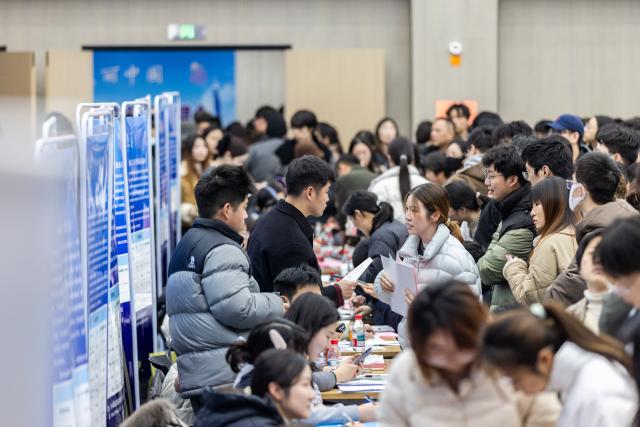 (260227) -- BEIJING, Feb. 27, 2026 (Xinhua) -- Job seekers attend a job fair for college graduates in Huzhou, east China's Zhejiang Province, Feb. 26, 2026. Various forms of job fairs have recently been held across the country to provide job seekers with openings. (Photo by Yi Fan/Xinhua)