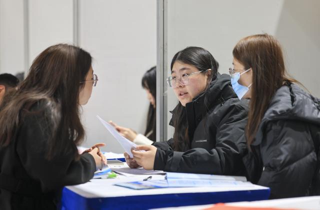 (260227) -- BEIJING, Feb. 27, 2026 (Xinhua) -- Job seekers learn about recruitment information at a job fair in Taixing, east China's Jiangsu Province, Feb. 26, 2026. Various forms of job fairs have recently been held across the country to provide job seekers with openings. (Photo by Gu Jihong/Xinhua)