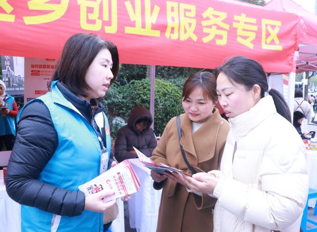 (260227) -- BEIJING, Feb. 27, 2026 (Xinhua) -- Job seekers learn about recruitment information at a job fair in Wuchang District of Wuhan, central China's Hubei Province, Feb. 27, 2026. Various forms of job fairs have recently been held across the country to provide job seekers with openings. (Photo by Zhao Jun/Xinhua)