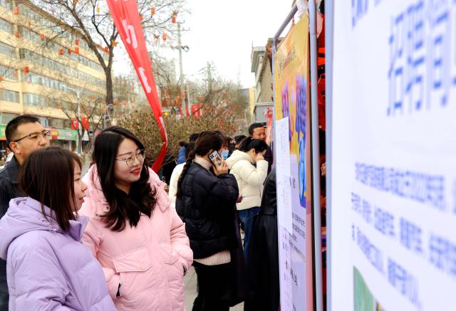 (260227) -- BEIJING, Feb. 27, 2026 (Xinhua) -- Job seekers learn about recruitment information at a job fair in Jingning County of Pingliang, northwest China's Gansu Province, Feb. 26, 2026. Various forms of job fairs have recently been held across the country to provide job seekers with openings. (Photo by Wang Yi/Xinhua)