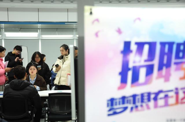 (260227) -- BEIJING, Feb. 27, 2026 (Xinhua) -- Job seekers are pictured at a job fair in Suzhou, east China's Jiangsu Province, Feb. 26, 2026. Various forms of job fairs have recently been held across the country to provide job seekers with openings. (Photo by Hang Xingwei/Xinhua)