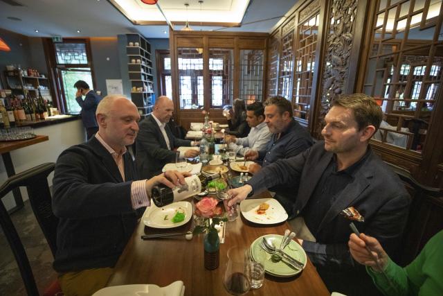 (260227) -- BEIJING, Feb. 27, 2026 (Xinhua) -- This photo taken on May 29, 2025 shows guests enjoying wine from northwest China's Ningxia Hui Autonomous Region at the Yu Garden Restaurant in Hamburg, Germany. (Xinhua/Zhang Fan)
