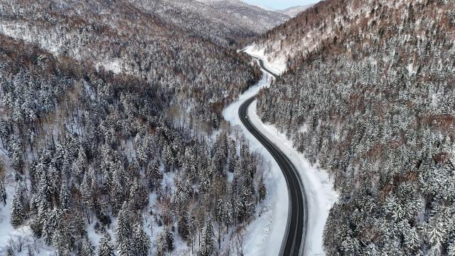 (260227) -- BEIJING, Feb. 27, 2026 (Xinhua) -- An aerial drone photo taken on Jan. 16, 2026 shows a car running on the Yaxue (Yabuli-Xuexiang) Road in Mudanjiang, northeast China's Heilongjiang Province. (Xinhua/Yang Zhe)